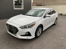 Load image into Gallery viewer, 2018 Hyundai Sonata SE
